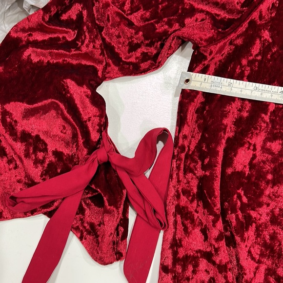 Ganjo LA cold shoulder crushed velvet-look top - Picture 8 of 8